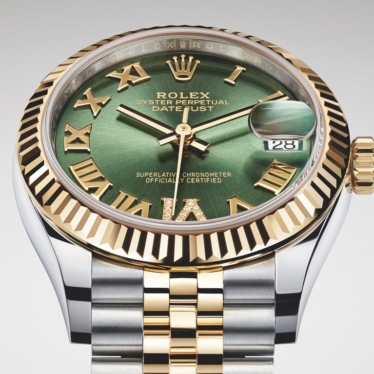 The classic watch of reference. The Rolex Datejust 31 in Oystersteel and yellow gold and diamonds, 31 mm case, olive green dial set with diamonds, Jubilee bracelet.
