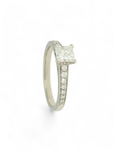 Pre Owned Diamond Solitaire Ring in Platinum with Diamond Set Shoulders