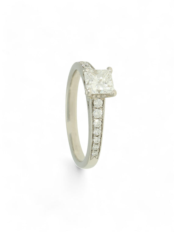 Pre Owned Diamond Solitaire Ring in Platinum with Diamond Set Shoulders