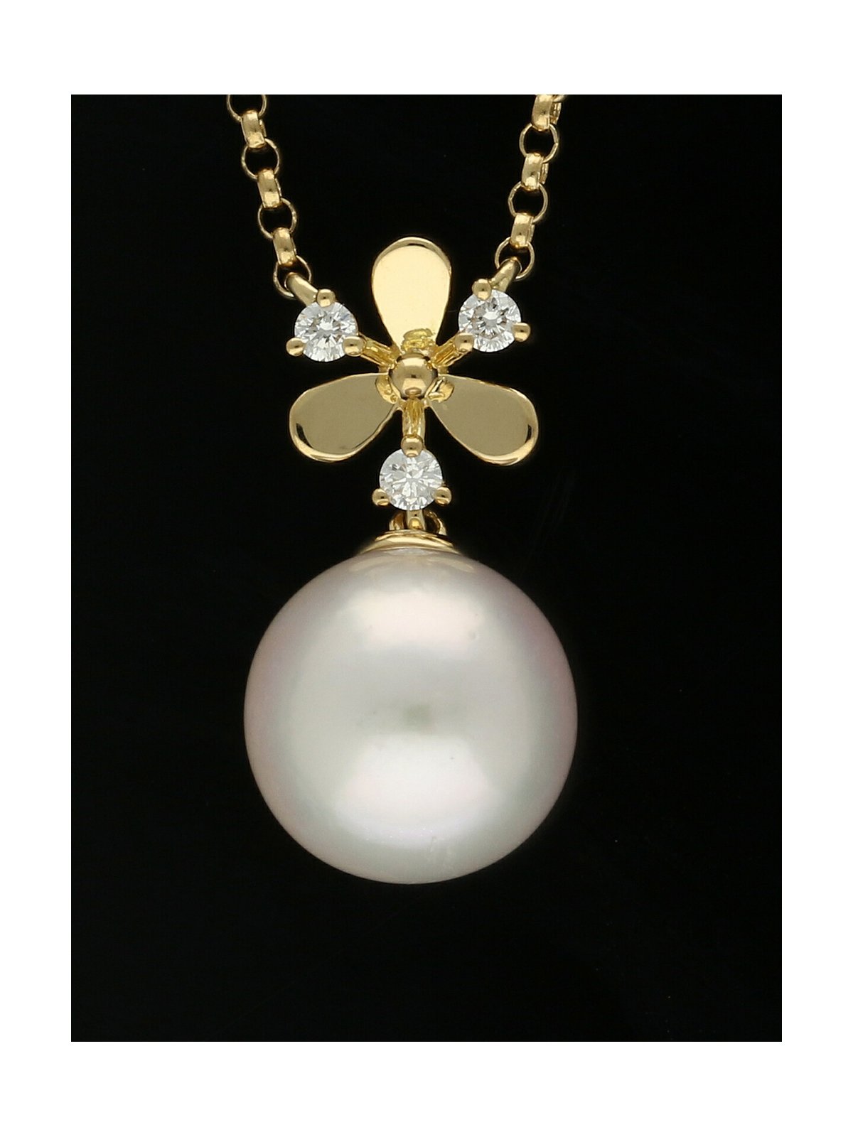 Pearl and Diamond Pendant Necklace in 18ct Yellow Gold