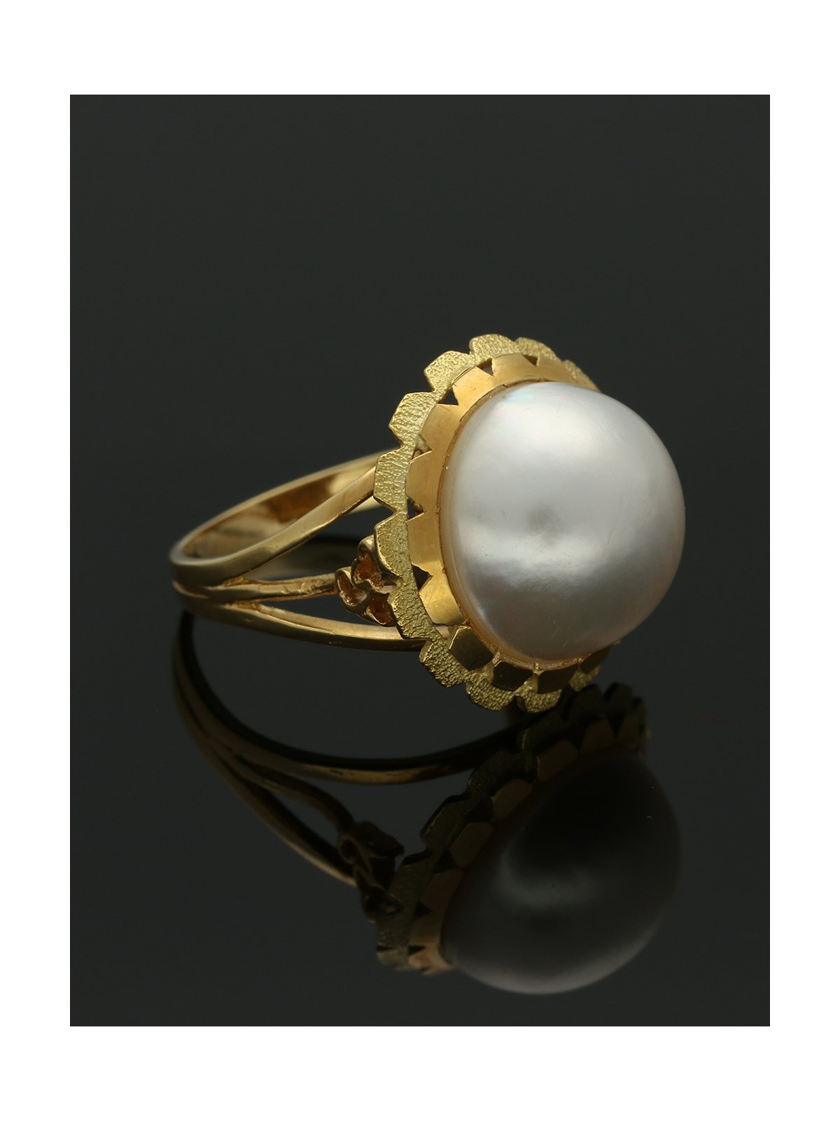 Pre Owned Mabe Pearl Dress Ring in Yellow Gold